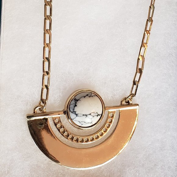 2/10 Gold tone necklace with white faux stone - Picture 1 of 4